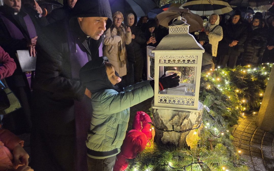 David Galušić upalio 1. vinkovačku adventsku svijeću