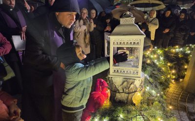 David Galušić upalio 1. vinkovačku adventsku svijeću