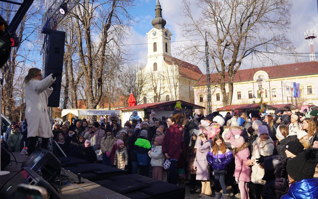 Vinkovački mališani dočekali Novu godinu uz Domenicu i konfete!
