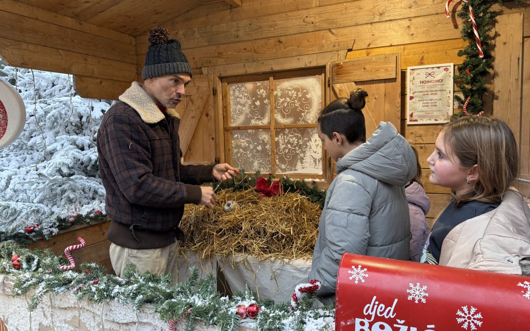 Mališani na Adventu u Vinkovcima izrađivali božićne ukrase od slame