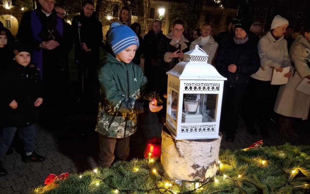 Andro Bebek upalio 2. vinkovačku adventsku svijeću